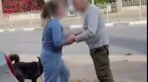 אב ובן מפ"ת נעצרו בחשד לתקיפת אישה והכלב שלה, רכבם הושחת