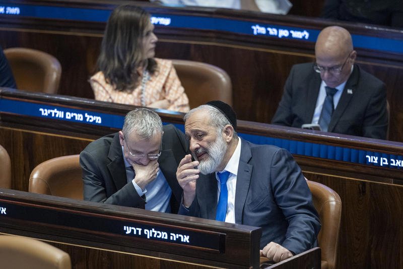 יו"ר ש"ס אריה דרעי עם השר יריב לוין במליאת הכנסת, יולי 2026