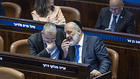 יו"ר ש"ס אריה דרעי עם השר יריב לוין במליאת הכנסת, יולי 2026