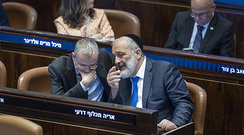 יו"ר ש"ס אריה דרעי עם השר יריב לוין במליאת הכנסת, יולי 2026