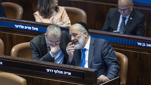יו"ר ש"ס אריה דרעי עם השר יריב לוין במליאת הכנסת, יולי 2026