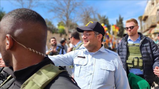 בן גביר בעדלאידע בחברון