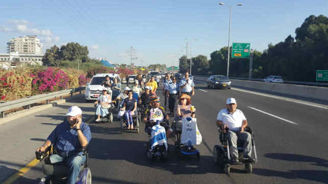 מפגינים חוסמים את כביש 4, בחודש שעבר