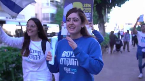 מסתערים על השטח: פעילי כחול לבן במסע שכנועים