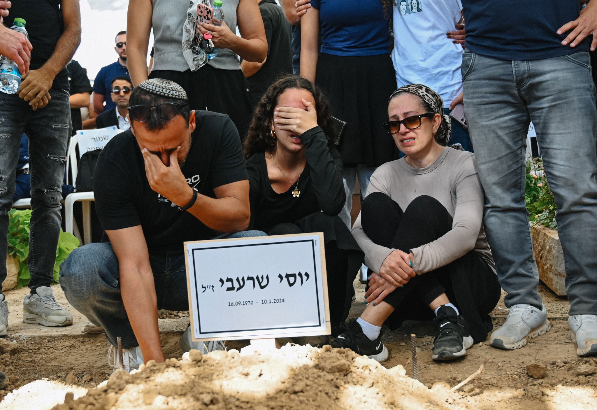 משפחת שרעבי בהלוויתו של יוסי שרעבי 