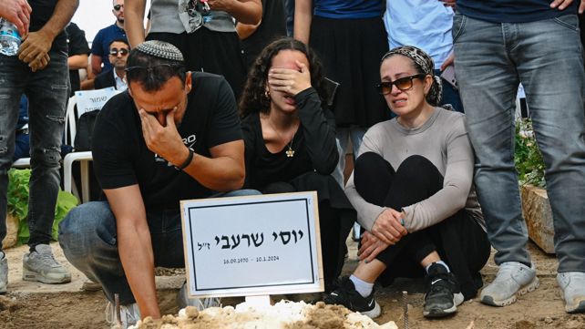 משפחת שרעבי בהלוויתו של יוסי שרעבי 
