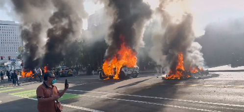 הצתת רכבים בלוס אנג'לס, במחאה נגד מדיניות ההגירה של ממשל טראמפ