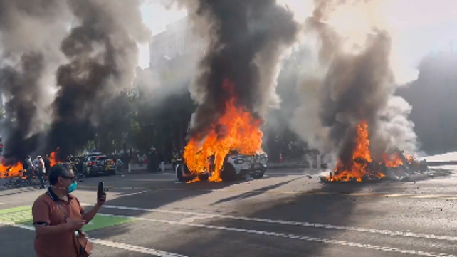 הצתת רכבים בלוס אנג'לס, במחאה נגד מדיניות ההגירה של ממשל טראמפ