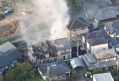שריפה שפרצה בבית באזור הרעידה, 28.7 צילום: Kyodo/via REUTERS