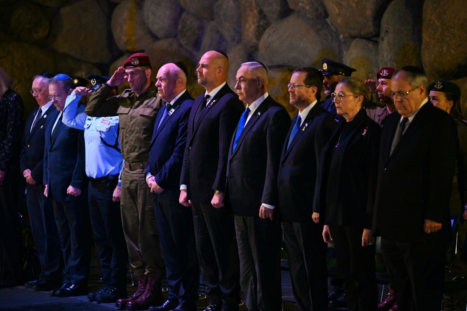 טקס הנחת זרים ליום הזיכרון לשואה ולגבורה באוהל יזכור במוזיאון 'יד ושם', התשפ"ד 2024