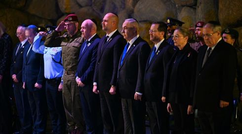 מחאה נגד נתניהו בטקס הנחת הזרים ביד ושם