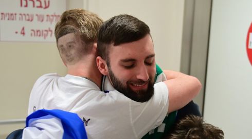 "אמא, זה אני. חזרתי אותו הדבר, הם לא שברו אותי"