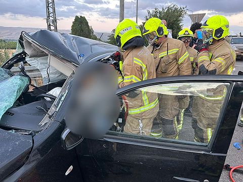 פעולות החילוץ בזירת התאונה הקטלנית בכביש 90, צילום: דוברות כיבוי והצלה