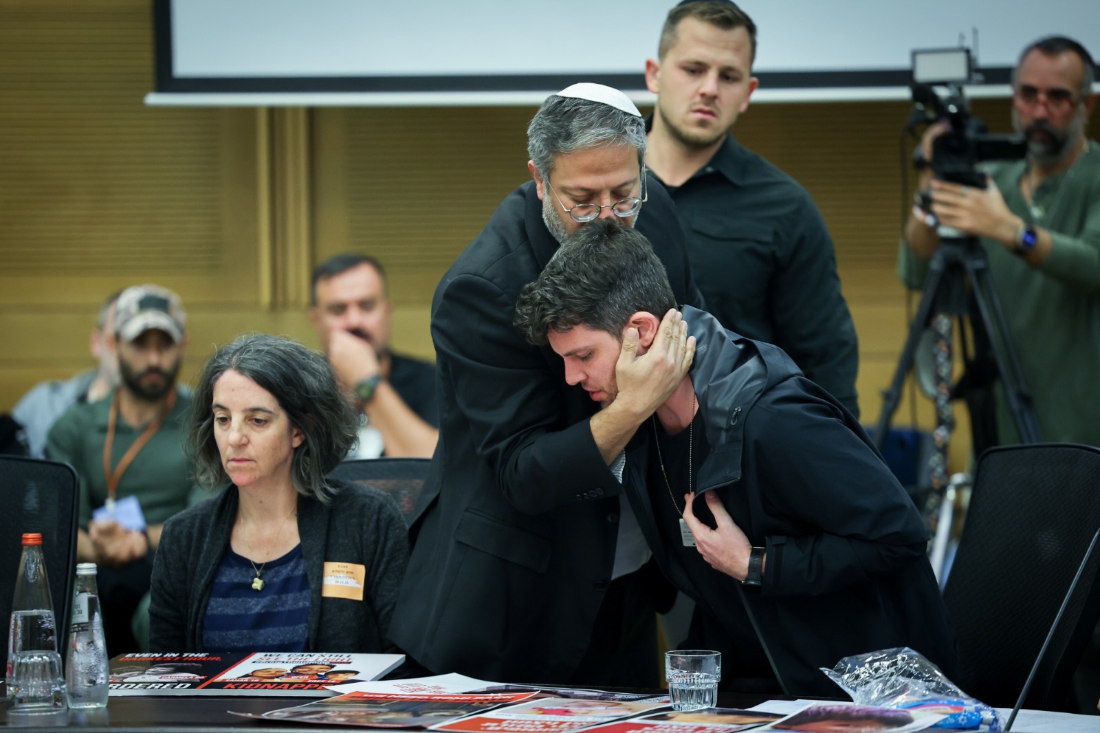 איתמר בן גביר מחבק את מבני משפחות החטופים בכנסת