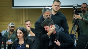 איתמר בן גביר מחבק את מבני משפחות החטופים בכנסת