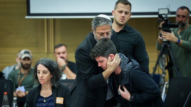 איתמר בן גביר מחבק את מבני משפחות החטופים בכנסת