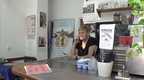 "הכה אותי בצלעות": בעלת השניצליה בת ה-80 נשדדה - התוקף טרם נתפס