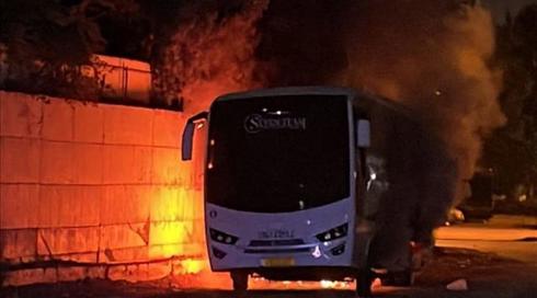 חקירה ביטחונית חדשה: אוטובוס הוצת ברמלה