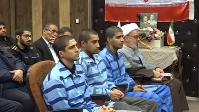 שלושת האזרחים האיראנים שהואשמו ברצח אנשי משטר במחאות במהלך המשפט, מרץ 2026