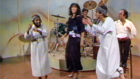 עפרה חזה יחד עם רקדנים. 1985