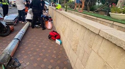 בת 40 נפגעה מעמוד תאורה שקרס עליה בחולון, מצבה בינוני