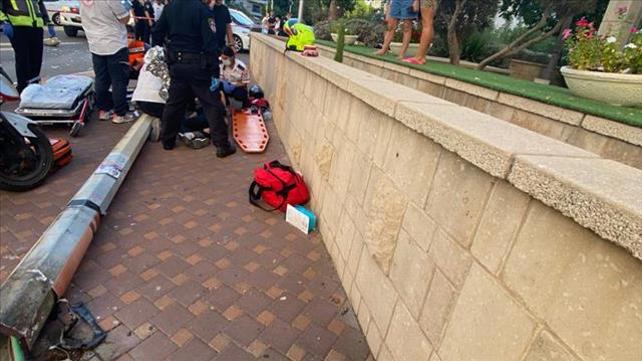 עמוד תאורה שקרס על אישה בחולון