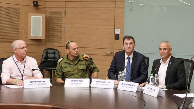 אלוף פיקוד העורף שי קלפר בדיון בוועדת החוץ והביטחון של הכנסת בראשות ח"כ בועז ביסמוט