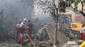 צוותי הסהר האדום בזירת תקיפה בטהראן, איראן