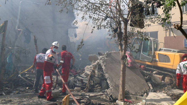 צוותי הסהר האדום בזירת תקיפה בטהראן, איראן