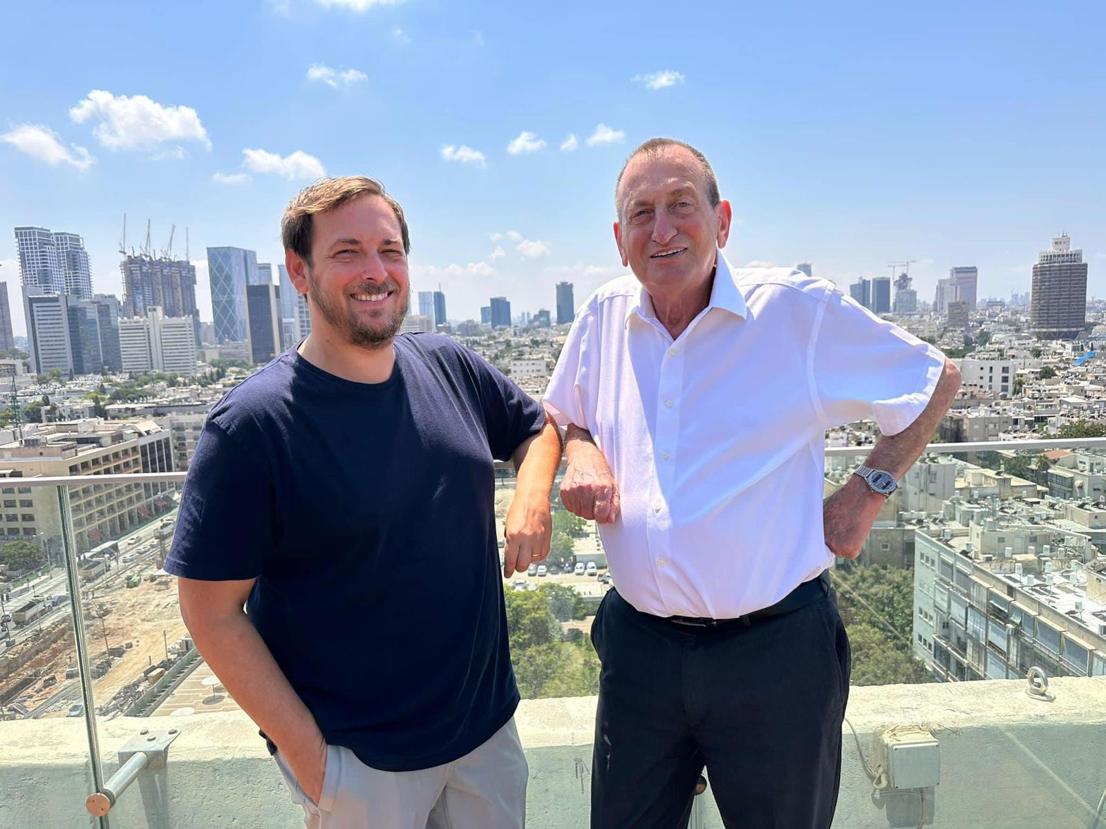 מתוך דף הפייסבוק של אסף זמיר