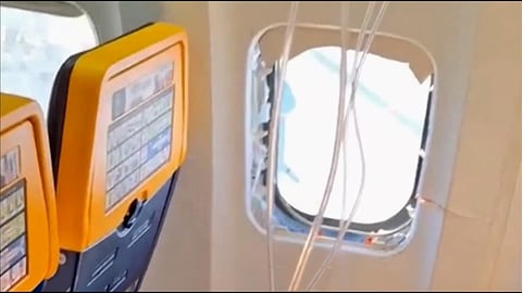 אימה בשמיים: החלון התנפץ - וגבר כמעט נשאב מחוץ למטוס