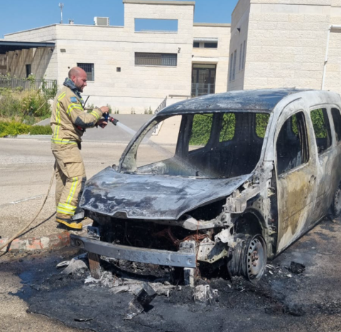 רכב צבאי שהוצת בכוכב השחר