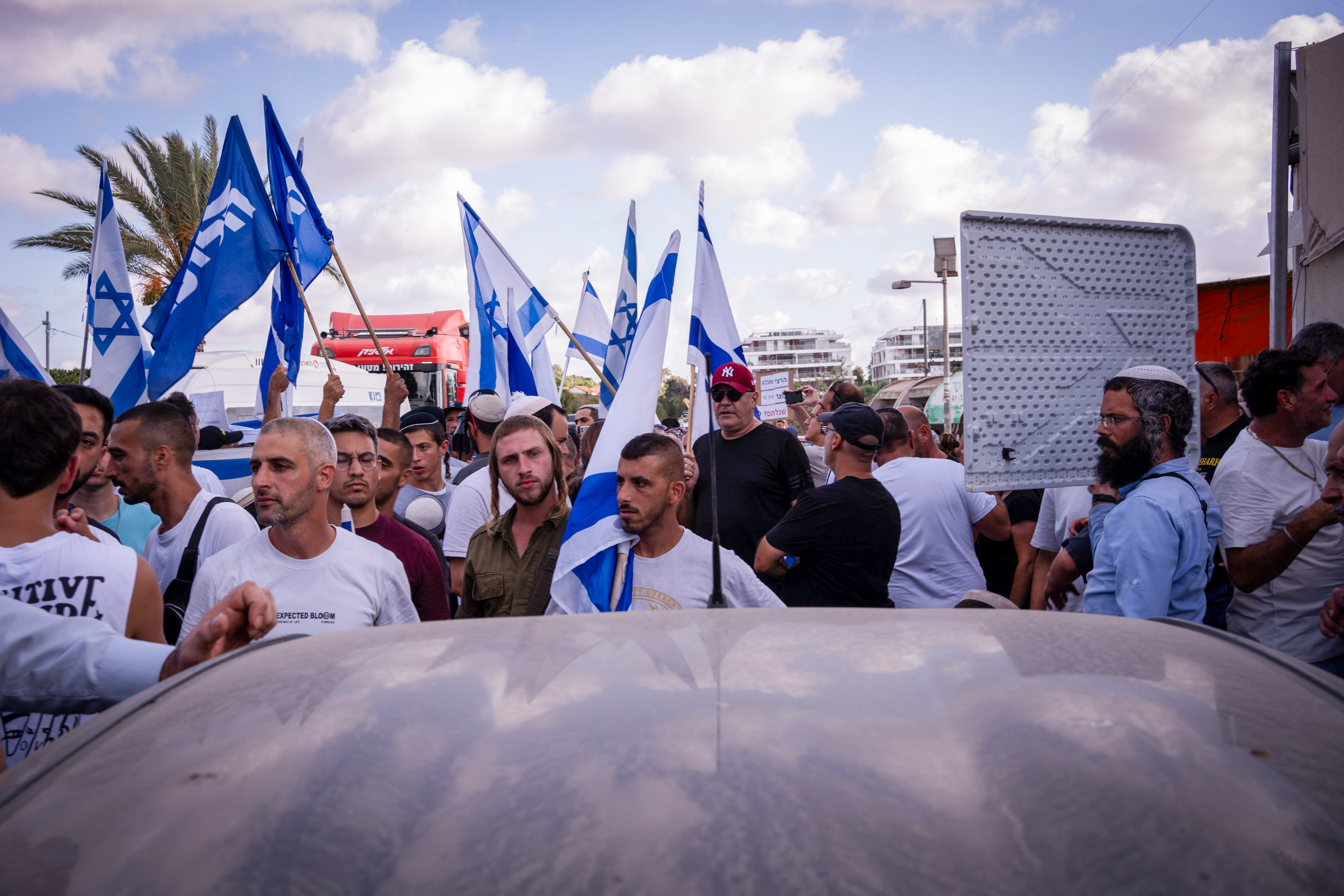 הפגנה בכניסה לבסיס בית ליד במחאה על מעצר חיילי מילואים החשודים בהתעללות, יולי 2024