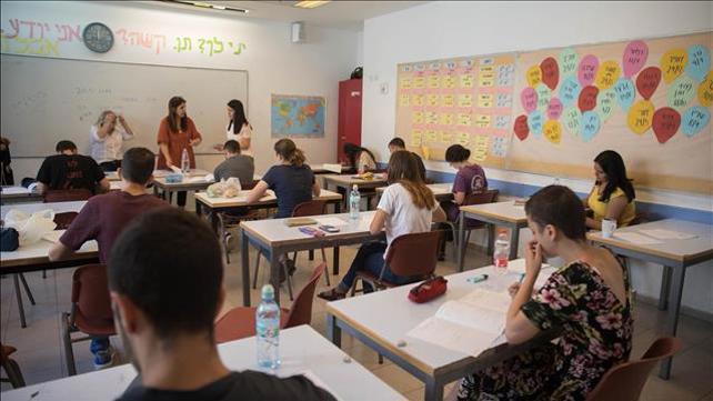 תלמידי תיכון בבחינת הבגרות במתמטיקה