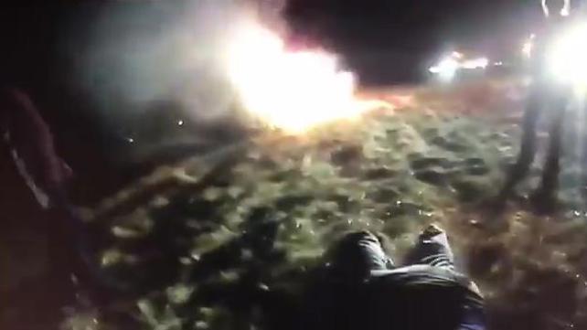 תיעוד: שוטר חיץ אישה מרכב בוער בקליפורניה 21.10.20