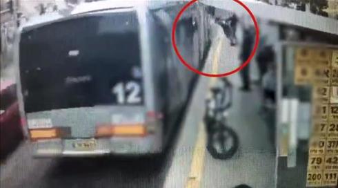 תיעוד: דוחף בן 71 מתחת לגלגלי המטרונית - ונמלט