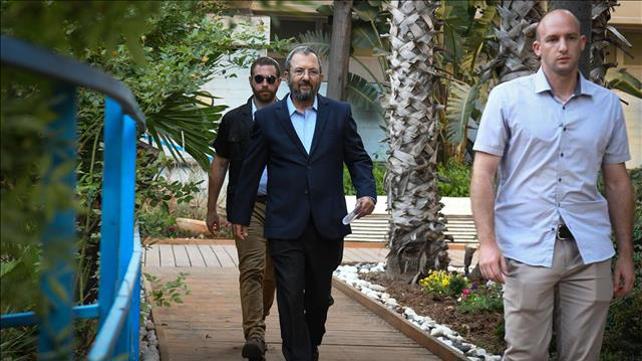 אהוד ברק בדרכו למסיבת עיתונאים בת"א, יוני 2019