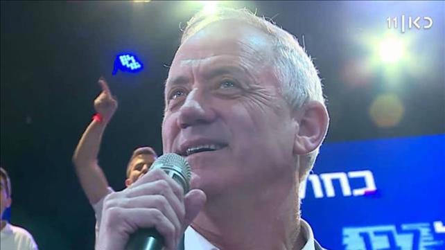 אורי לוי בדרכים
