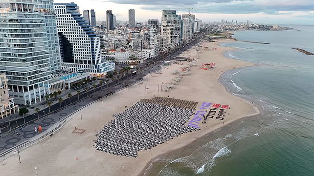 מיצג בחופי תל אביב לציון 7 באוקטובר