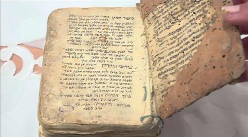 "רואים עליו את הזיעה של הסבים": ספר קודש בן 200 שנה הוחזר לבעליו