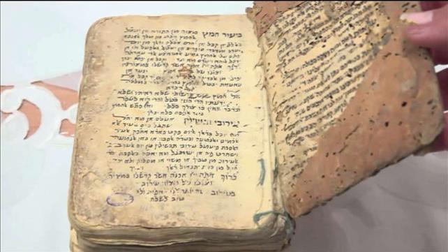 עופר חלפון – ספר תורה בן 200 שנה