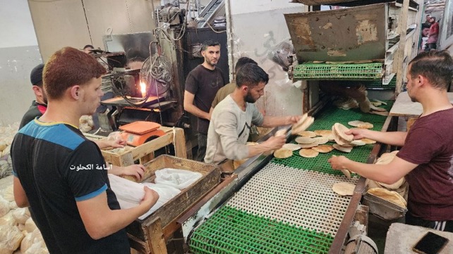 הכנת פיתות במאפיות בעזה, אחרי חידוש הסיוע