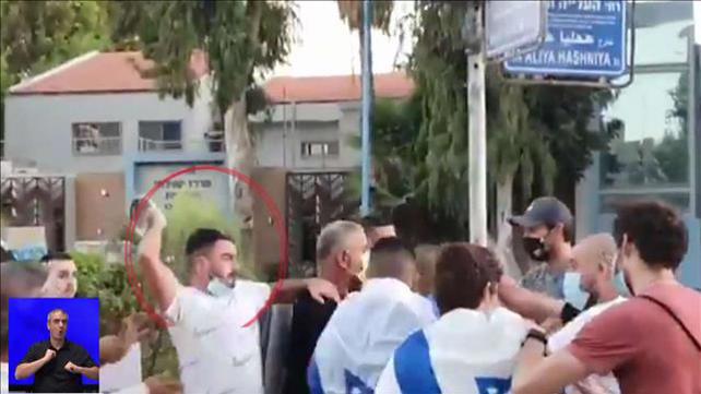 הכתובת על הקיר - תיעוד מזירת האלימות נגד המפגינים בחולון