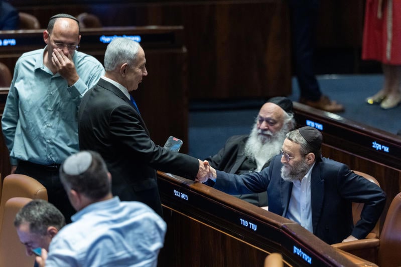 פינדרוס ונתניהו בכנסת בעת ההצבעה על חוק יסוד לימוד תורה