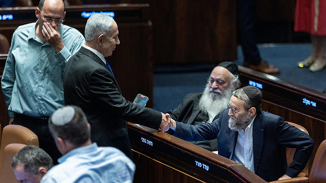 פינדרוס ונתניהו בכנסת בעת ההצבעה על חוק יסוד לימוד תורה