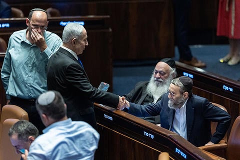 פינדרוס ונתניהו בכנסת בעת ההצבעה על חוק יסוד לימוד תורה