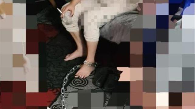 אמא קשורה בשלשלאות