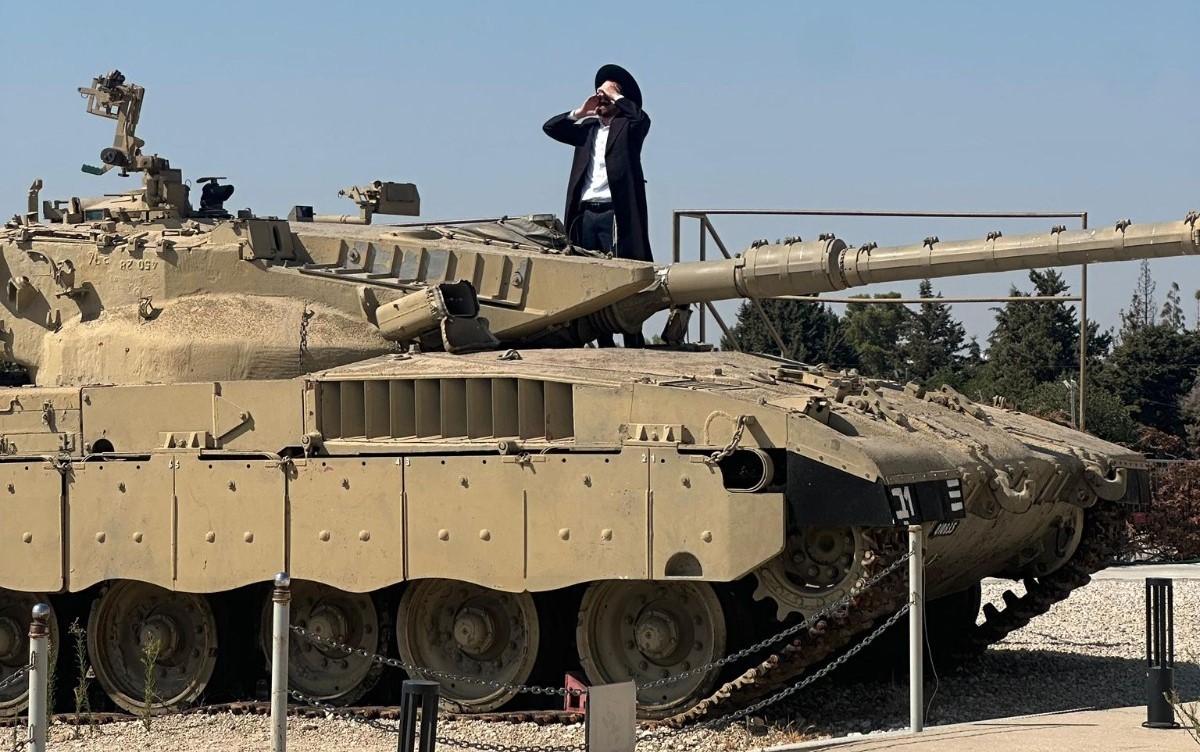חרדי מבזה את אתר ההנצחה לחללי השריון בלטרון