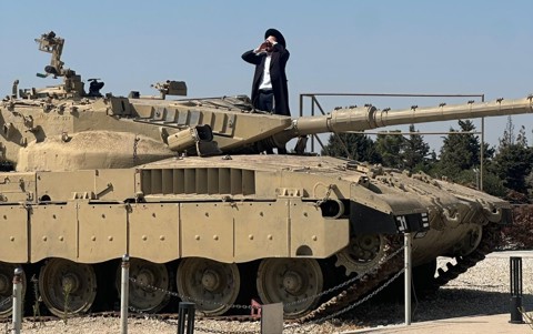 חרדי מבזה את אתר ההנצחה לחללי השריון בלטרון