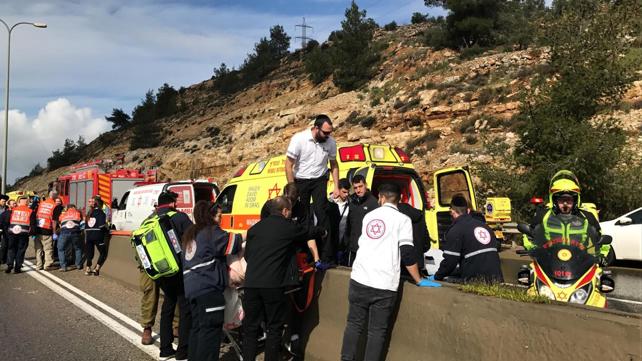 התהפכות אוטובוס בכביש 443 